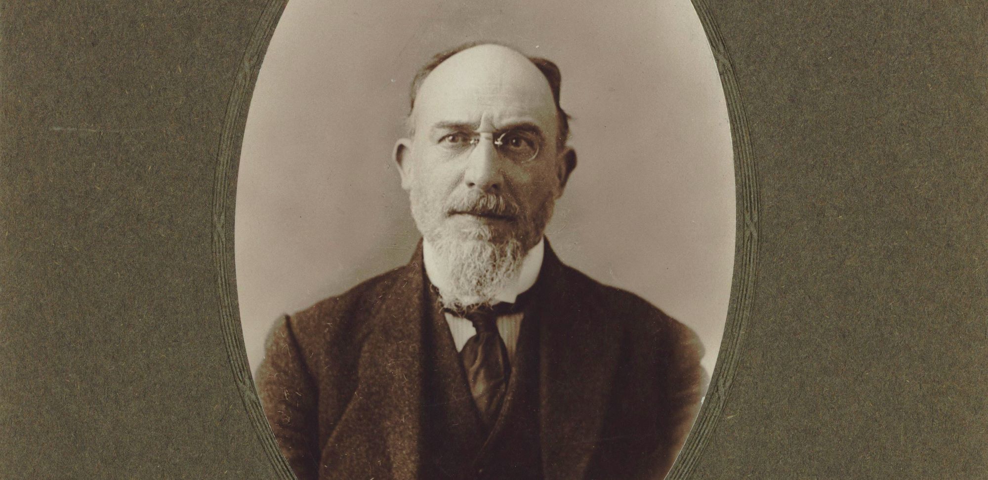 Image représentant la conférence  Erik Satie, mode d’emploi : une musique entre humour, dépouillement et révolution