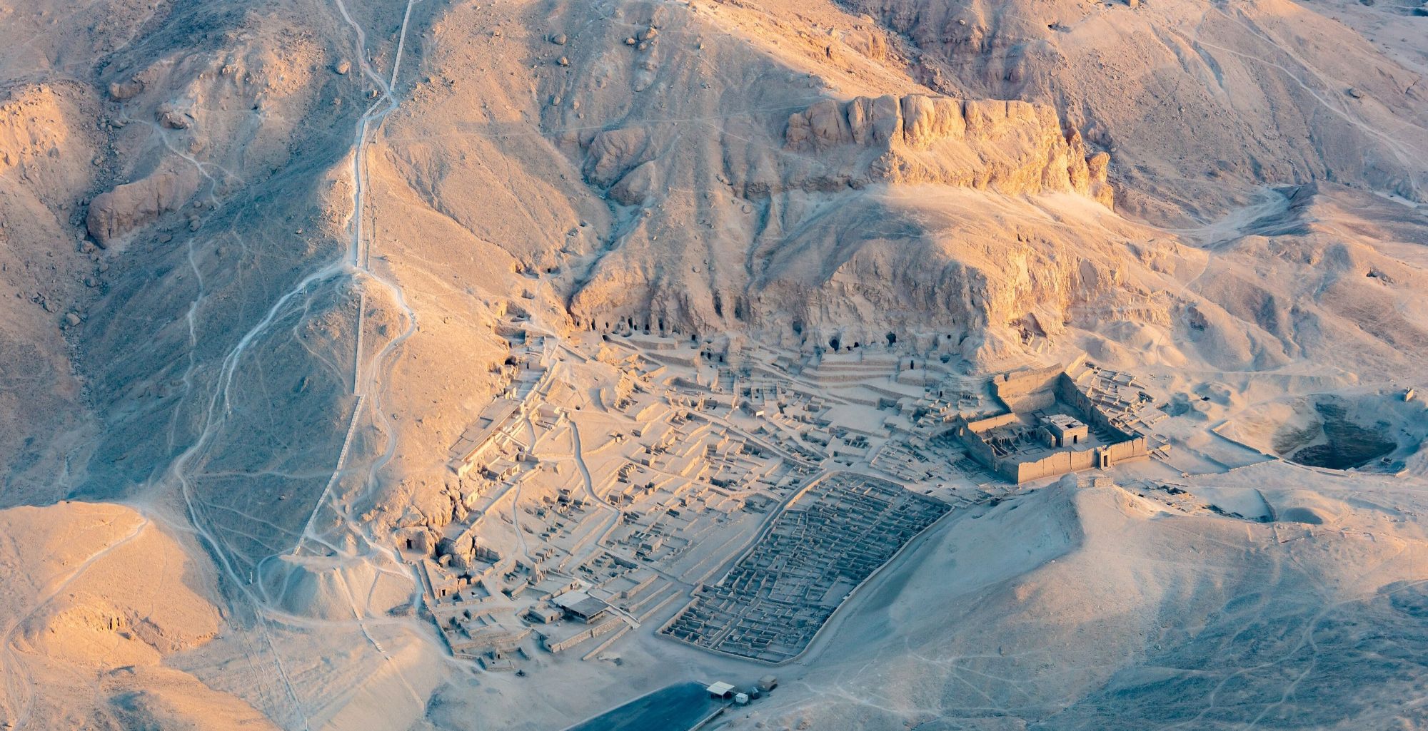 Image représentant la conférence  Deir el-Medineh : Vivre, prier et mourir parmi les artisans de la Vallée des Rois